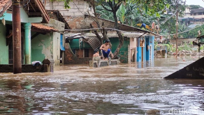 Banjir melanda kawasan Pejaten Timur, Pasar Minggu, Jakarta Selatan akibat luapan Sungai Ciliwung. (Taufiq S/detikcom)