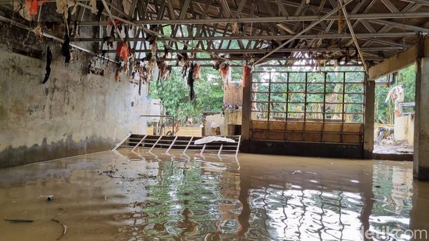 Banjir melanda kawasan Pejaten Timur, Pasar Minggu, Jakarta Selatan akibat luapan Sungai Ciliwung. (Taufiq S/detikcom)