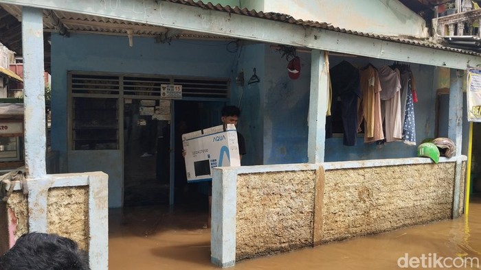 Banjir melanda wilayah RW 8, Kelurahan Cawang, Kramat Jati, Jakarta Timur. Banjir terjadi akibat luapan Sungai Ciliwung. (MI Fawdi/detikcom) Banjir melanda wilayah RW 8, Kelurahan Cawang, Kramat Jati, Jakarta Timur. Banjir terjadi akibat luapan Sungai Ciliwung. (MI Fawdi/detikcom)