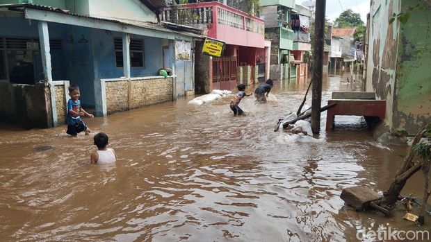 Banjir melanda wilayah RW 8, Kelurahan Cawang, Kramat Jati, Jakarta Timur. Banjir terjadi akibat luapan Sungai Ciliwung. (MI Fawdi/librosfullgratis.com)