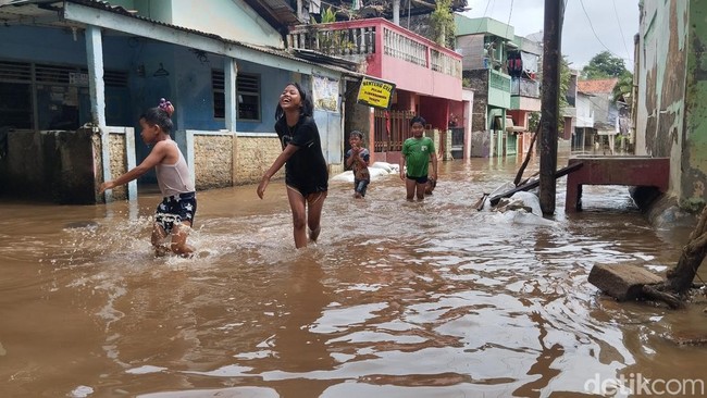 Ciliwung Meluap: Banjir Kembali Menyergap, Warga Megap-megap