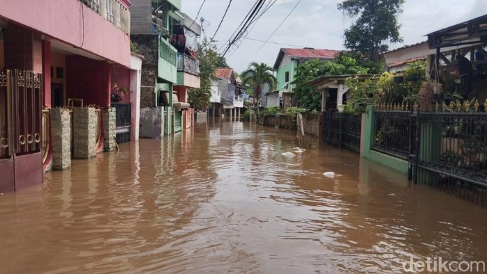 Banjir melanda wilayah RW 8, Kelurahan Cawang, Kramat Jati, Jakarta Timur. Banjir terjadi akibat luapan Sungai Ciliwung. (MI Fawdi/detikcom) Banjir melanda wilayah RW 8, Kelurahan Cawang, Kramat Jati, Jakarta Timur. Banjir terjadi akibat luapan Sungai Ciliwung. (MI Fawdi/detikcom)