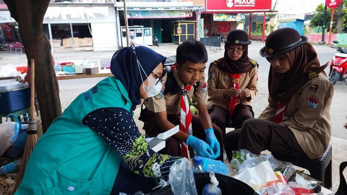 BBPOM Mataram mengecek kandungan pangan di Lombok Utara, NTB, Selasa (18/3/2025). (Dok. BBPOM Mataram)