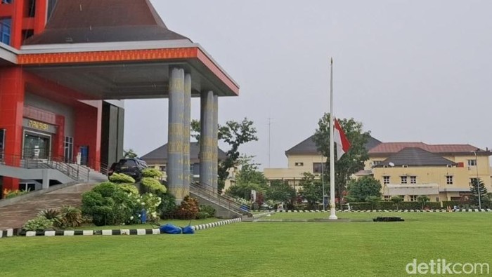 Bendera setengah tiang berkibar di Mapolda Sumsel.
