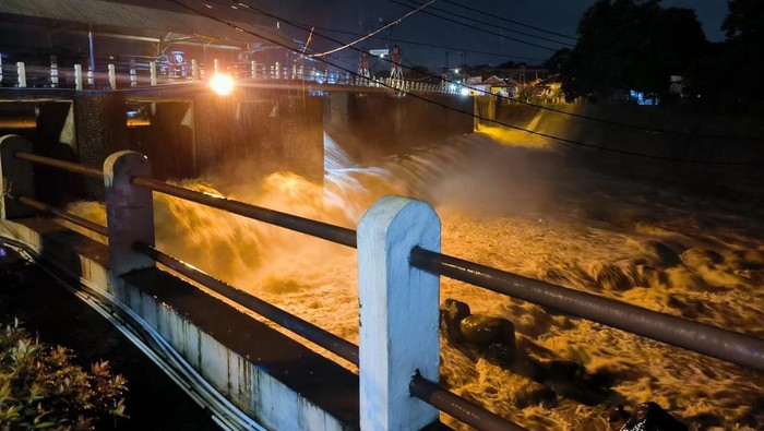 Bendung Katulampa Bogor siaga 4