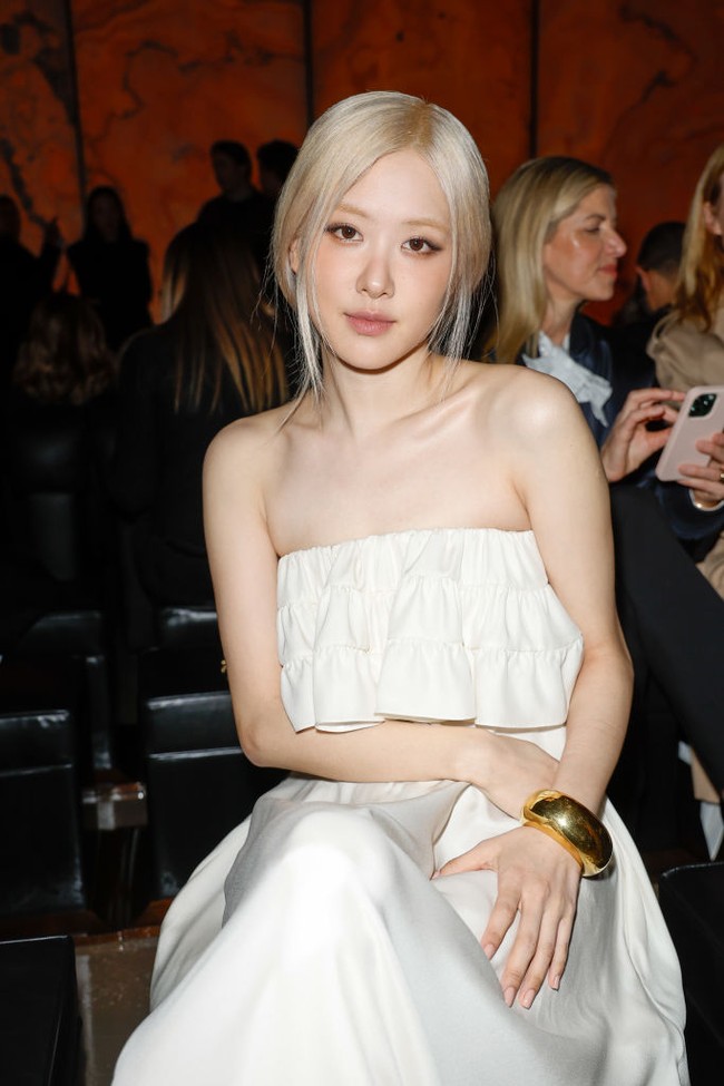 Rose BLACKPINK berbalut strapless maxi dress berwarna krem yang hampir menyapu lantai, memakai pointed heels berwarna coklat. Global ambassador Saint Laurent itu tampil minim perhiasan dengan tatanan rambut low bun. Foto: Getty Images