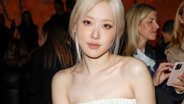 Adu Gaya 3 Personel BLACKPINK di Paris Fashion Week 2025, Rose Bergaun Putih
