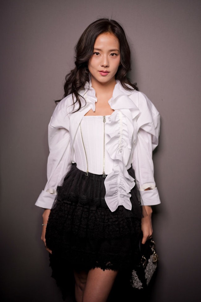 Pelantun ‘earthquake’ itu memadukan korset putih dengan detail ritsleting dengan kemeja beraksen ruffle, dan rok mini tulle berlapis renda. Untuk menyempurnakan penampilannya, Jisoo BLACKPINK memakai sepatu boots dan hand bag Lady Dior. Foto: Getty Images