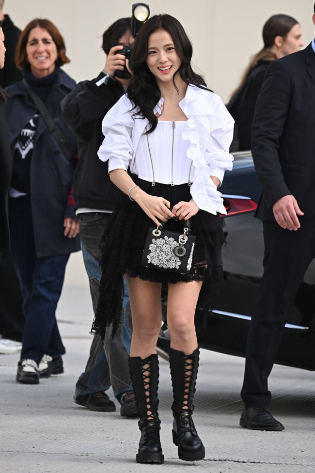 Jisoo menjadi personel pertama dari grup KPop BLACKPINK yang menghadiri perhelatan Paris Fashion Week 2025. Saat tampil di Christian Dior Womenswear Fall/Winter 2025-2026 show pada Selasa (4/3/2025) waktu setempat, dia terlihat menawan dalam balutan busana monokrom. Foto: Getty Images