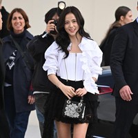 Jisoo menjadi personel pertama dari grup KPop BLACKPINK yang menghadiri perhelatan Paris Fashion Week 2025. Saat tampil di Christian Dior Womenswear Fall/Winter 2025-2026 show pada Selasa (4/3/2025) waktu setempat, dia terlihat menawan dalam balutan busana monokrom. Foto: Getty Images