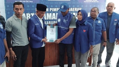 Bupati Bima sekaligus Ketua DPD PAN Kabupaten Bima, Ady Mahyudi, menyerahkan berkas pendaftaran kepada panitia Musda sebagai bakal calon formatur PAN, Senin (17/3/2025). (Foto: Rafiin/detikBali)