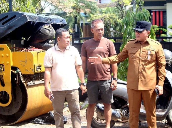 Bupati Kubu Raya Sujiwo kesal dengan perbaikan jalan yang lamban
