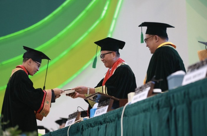 Buya Yahya menerima ijazah wisuda S1 Psikologi Unissula