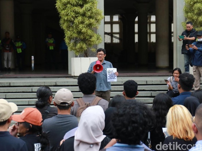 Civitas akademika UGM gelar pernyataan sikap tolak revisi RUU TNI di halaman Balairung UGM, Selasa (18/3/2025).