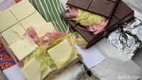 Dalam sehari, gerai ini bisa menjual sebanyak 300 cokelat. Biasanya waiting list dibagi menjadi dua kloter. Foto: detikcom/Riska Fitria