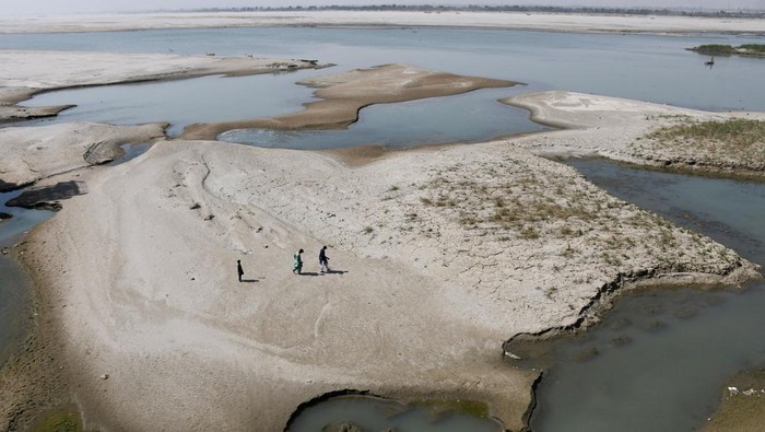 Debit Air Sungai Indus Pakistan Terus Mengering A view of a bridge over the Indus River, in Hyderabad, Pakistan March 15, 2025. REUTERS/Yasir Rajput