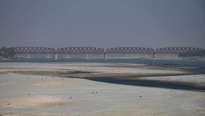 A view of a bridge over the Indus River, in Hyderabad, Pakistan March 15, 2025. REUTERS/Yasir Rajput