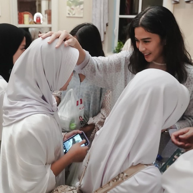 Tertangkap momen hangat ketika Dian bercengkerama dan menyempatkan foto bersama anak-anak yayasan usai pengajian. Foto: Instagram/@therealdisastr