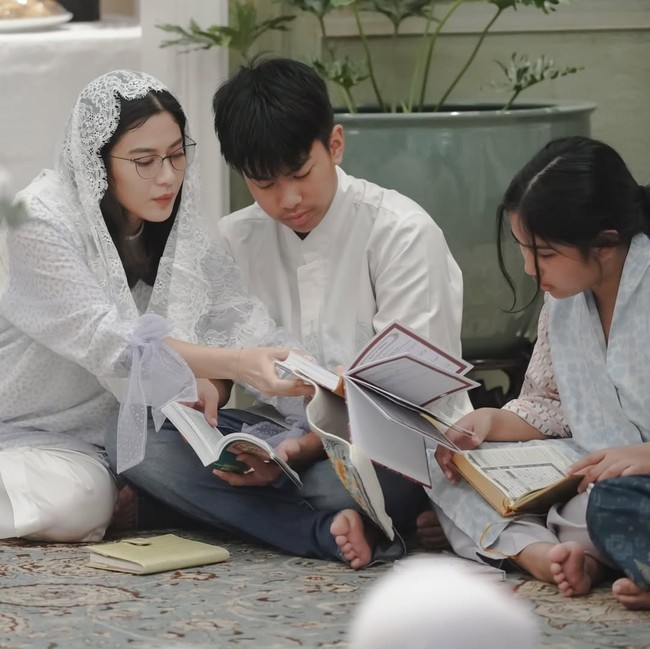 “Alhamdulillah, seneng banget dan bersyukur sekali bisa merayakan milad yang ternyata bertepatan dengan malam Nuzulul Quran, rasanya pas bgt bisa bertilawah, ibadah bareng, dan berbagi syukur dan kebahagiaan dengan adek-adek dari Yayasan Tarbiah Bunaiya dan orang-orang terkasih. Syukur Alhamdulillah tak henti-henti,” tulisnya di Instagram. Foto: Instagram/@therealdisastr