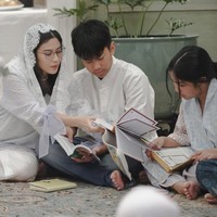 “Alhamdulillah, seneng banget dan bersyukur sekali bisa merayakan milad yang ternyata bertepatan dengan malam Nuzulul Quran, rasanya pas bgt bisa bertilawah, ibadah bareng, dan berbagi syukur dan kebahagiaan dengan adek-adek dari Yayasan Tarbiah Bunaiya dan orang-orang terkasih. Syukur Alhamdulillah tak henti-henti,” tulisnya di Instagram. Foto: Instagram/@therealdisastr