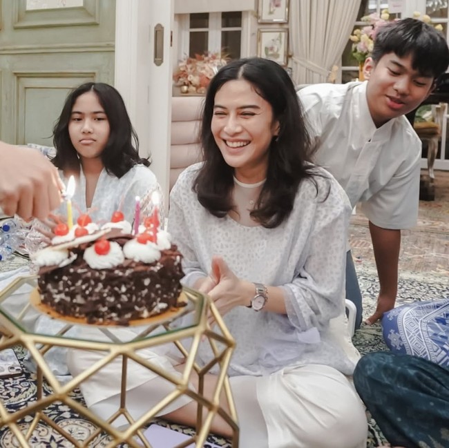 Suami dan kedua anak aktris yang populer lewat film ‘Ada Apa dengan Cinta?’ ini juga ikut serta dalam pengajian. Foto: Instagram/@therealdisastr