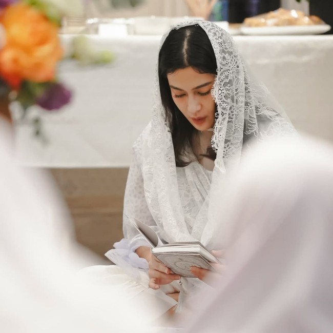 Wajahnya dipulas makeup tipis dan rambut dibiarkan tergerai alami. Foto: Instagram/@therealdisastr