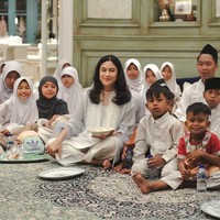 Dian tampak mengenakan setelan tunik dan celana putih, lengkap dengan kerudung lace berwarna senada. Foto: Instagram/@therealdisastr