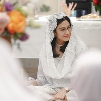 Bintang ‘Gadis Kretek’ ini mengundang anak-anak didik dari Yayasan Tarbiah Bunaiya untuk tilawah dan ibadah bersama keluarganya. Dian tampak cantik bersahaja mengenakan busana serba putih. Foto: Instagram/@therealdisastr