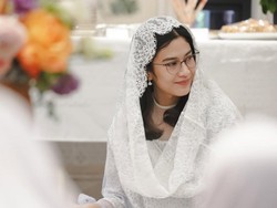 7 Potret Dian Sastrowardoyo Gelar Pengajian di Ultah ke-43, Cantik Bersahaja