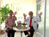Dekan FK Untag Surabaya Bagikan Ilmu Tangani Ratusan Operasi Kembar Siam