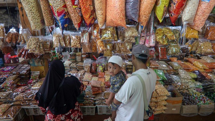 Pembeli memilih kue kering kemasan di sentra penjualan kue kering Cibinong, Kabupaten Bogor, Jawa Barat, Selasa (18/3/2025). Menurut pedagang permintaan kue kering yang dijual dengan harga Rp10.000 sampai Rp200.000 per kemasan tersebut jelang lebaran 1446 hijriah, mengalami peningkatan hingga 50 persen dari hari biasanya. ANTARA FOTO/Yulius Satria Wijaya/Spt.