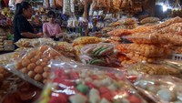 Kue kering tersebut dijual dengan harga mulai Rp10.000 sampai Rp200.000 per kemasan.