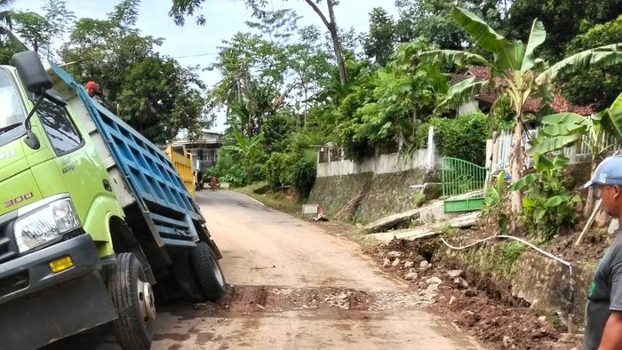 Gorong gorong amblas diduga pengerjaan asal-asalan truk terperosok Selasa (18/3/25)
