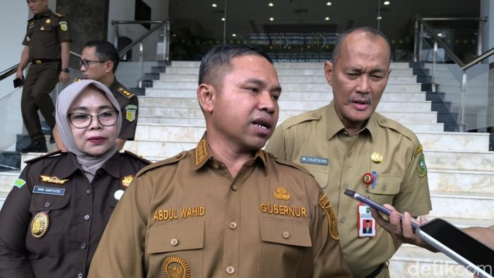 Gubernur Abdul Wahid usai kunjungan kerja ke Kantor Kejati Riau. (Raja Adil Siregar/detikSumut)