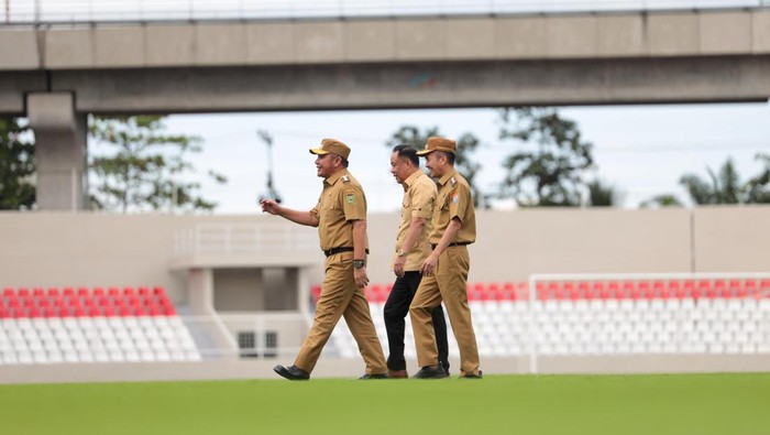 Gubernur bersama Wagub Sumsel dan Wali Kota Palembang meninjau hasil renovasi stadion.