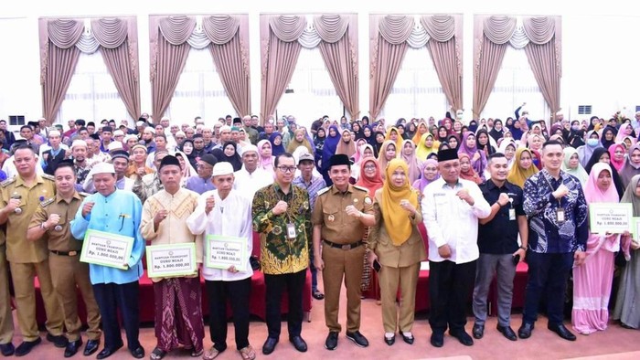 Pemerintah Kota Pontianak memberi bantuan biaya operasional kepada 400 guru ngaji tradisional. Masing-masing guru ngaji menerima bantuan sebesar Rp 1,8 juta.