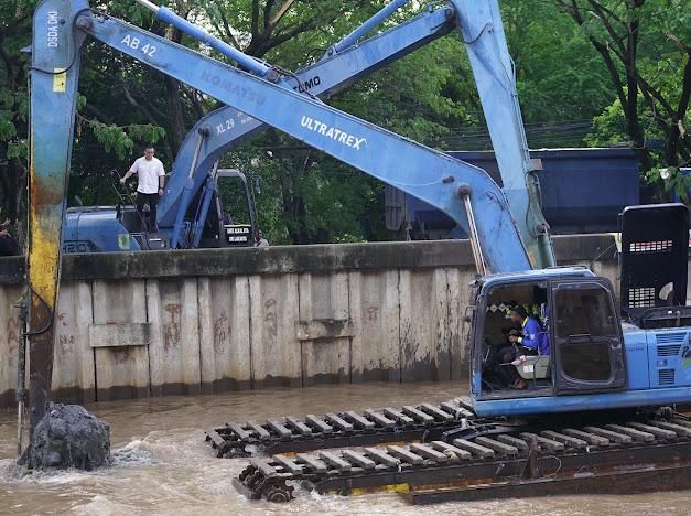 Anggota DPRD Khusus Jakarta Fraksi PDI Perjuangan Hardiyanto Kenneth Melakukan Pengecekan Pengerukan Lumpur di Sepanjang Kali Pesanggrahan.