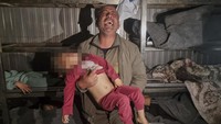 Militer Israel melancarkan serangan udara paling gencarnya di Jalur Gaza sejak gencatan senjata pada bulan Januari lalu. Tim penyelamat melaporkan lebih dari 121 orang tewas dalam serangan Israel pada Selasa (18/3) waktu setempat itu. Atas serangan udara terbaru Israel ini, kelompok Hamas menuduh pemerintah Perdana Menteri (PM) Benjamin Netanyahu menggagalkan gencatan senjata. (AP Photo/Mohammad Jahjouh)