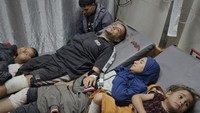 Warga Palestina yang terluka menunggu perawatan di rumah sakit setelah serangan udara tentara Israel di Khan Younis, Jalur Gaza selatan, Selasa (18/3/2025). (AP Photo/Mohammad Jahjouh)