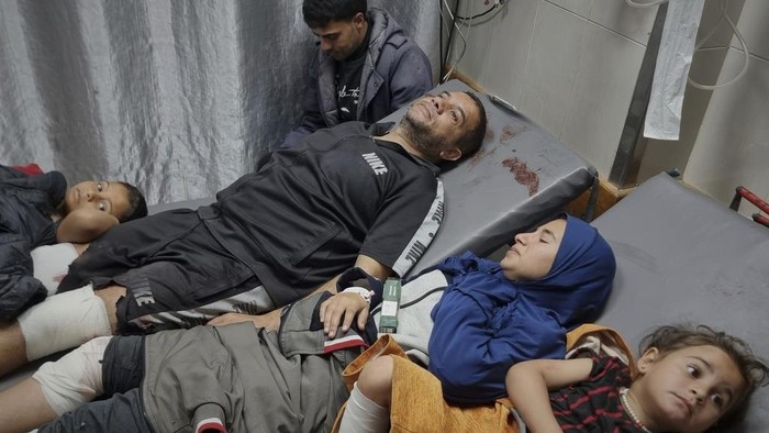 Injured Palestinians wait for treatment at the hospital following Israeli army airstrikes in Khan Younis, southern Gaza Strip, Tuesday, March 18, 2025. (AP Photo/Mohammad Jahjouh)