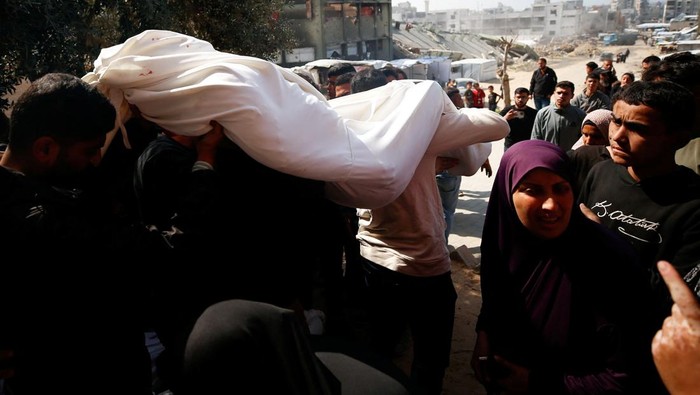 Mourners react next to the bodies of Palestinians killed in an Israeli strike, in the northern Gaza Strip March 15, 2025. REUTERS/Mahmoud Issa     TPX IMAGES OF THE DAY