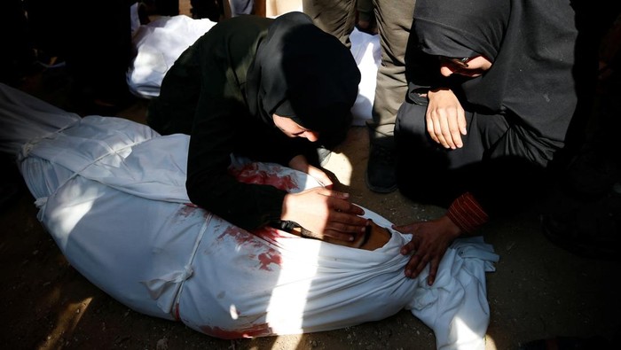 Mourners react next to the bodies of Palestinians killed in an Israeli strike, in the northern Gaza Strip March 15, 2025. REUTERS/Mahmoud Issa     TPX IMAGES OF THE DAY