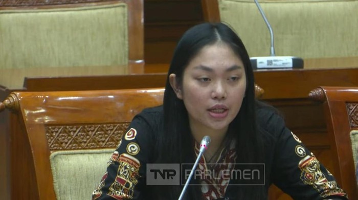 Istri Iptu Tomi, Ria Tarigan saat hadir dalam RDP Komisi III DPR RI.