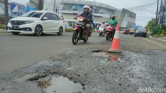 Jalan Dr Muwardi dipasangi kerucut sebagai penanda jalan berlubang