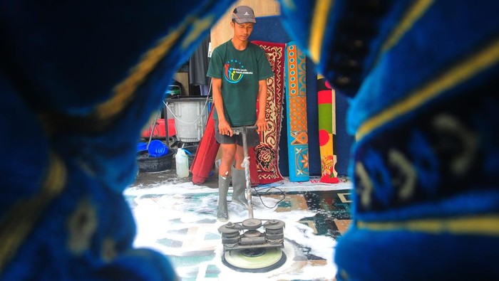 Jasa Cuci Karpet Meningkat Jelang Lebaran Pekerja membersihkan karpet dari noda saat mencuci di Bekti Laundry, Desa Garung Lor, Kaliwungu, Kudus, Selasa (18/3/2025). Menurut pemilik usaha pencucian karpet setempat saat Ramadhan hingga jelang Lebaran permintaan jasa pencucian karpet meningkat hingga 100 persen atau dari rata-rata 5-10 potong di hari biasa menjadi 20 lebih potong per hari saat Ramadhan. ANTARA FOTO/Yusuf Nugroho/foc.