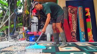 Menurut pemilik usaha pencucian karpet setempat saat Ramadan hingga jelang Lebaran permintaan jasa pencucian karpet meningkat hingga 100 persen.