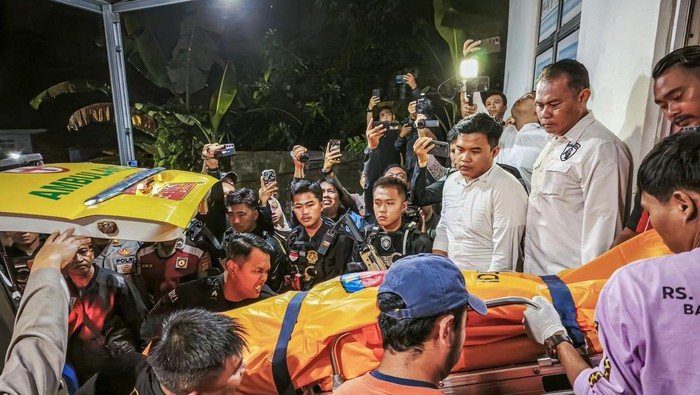 Jenazah anggota Polri korban penembakkan di Way Kanan Keluarga korban anggota Polri korban yang tewas tertembak menunggu proses autopsi di RS Bhayangkara Polda Lampung, Lampung, Selasa (18/3/2025). Sebanyak tiga anggota Polri yaitu Kapolsek Negara Batin Way Kanan Iptu Lusiyanto, Bripka Petrus Apriyanto dan Bripda M Ghalib Surya Nanta tewas ditembak oknum anggota TNI saat menggerebek judi sabung ayam di Kampung Karang Manik, Kecamatan Negara Batin, Kabupaten Way Kanan, Lampung. ANTARA FOTO/Dian Hadiyatna/Lmo/Spt.