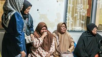 Keluarga korban anggota Polri korban yang tewas tertembak menangis saat menunggu proses autopsi di RS Bhayangkara Polda Lampung, Lampung, Selasa (18/3/2025).  