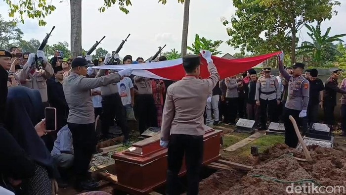 Jenazah Briptu (anumerta) Ghalib dimakamkan di Tempat Pemakaman Umum (TPU) Way Kandis.
