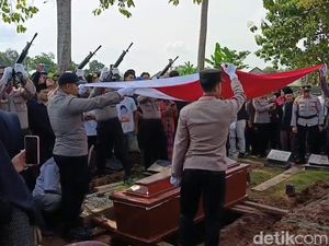 Tembakan Salvo Awali Pemakaman Briptu Anumerta Ghalib di Lampung